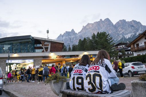 Il tramonto, le Dolomiti sullo sfondo, il giallonero: un mix indimenticabile
