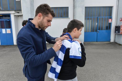Niccolò Gucci mentre firma una maglia a un piccolo tifoso tigrotto (foto Aurora Pro Patria 1919 - official / FB)