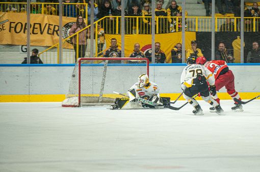 Makela infila l'incolpevole Perla: l'Alleghe sbanca l'Acinque Ice Arena (foto Alessandro Umberto Galbiati) Makela infila l'incolpevole Perla: l'Alleghe sbanca l'Acinque Ice Arena (foto Alessandro Umberto Galbiati)