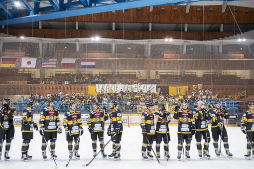 Là dietro sulla curva giallonera a fine gara spunta uno striscione: "Grazie ragazzi" (foto Alessandro Umberto Galbiati)