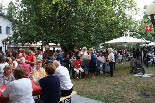 "La Residenza" di Malnate festeggia 50 anni con la piantumazione di un cedro