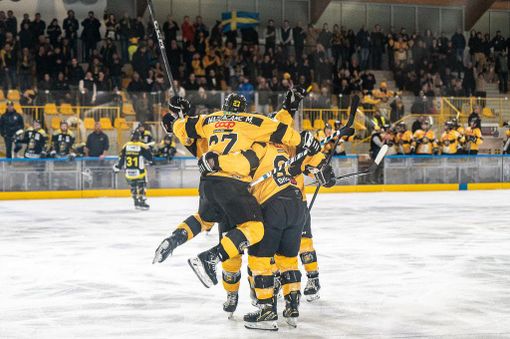 «Questa squadra, sotto quella maglia, ha un'anima che non muore mai. E, ancora una volta, uniti l'uno per l'altro come una cosa sola, saremo qui a difenderla» (Michael Mazzacane - Foto Alessandro Galbiati) «Questa squadra, sotto quella maglia, ha un'anima che non muore mai. E, ancora una volta, uniti l'uno per l'altro come una cosa sola, saremo qui a difenderla» (Michael Mazzacane - Foto Alessandro Galbiati)