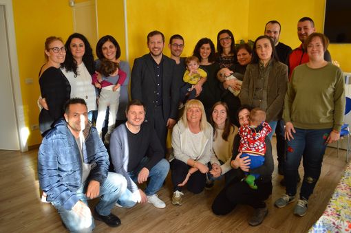 Emanuele Monti incontra i genitori accolti dalla Casa del Sorriso perché possano rimanere accanto ai loro figli in cura all'ospedale Del Ponte