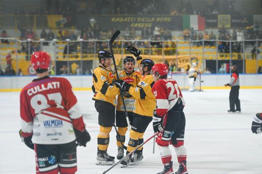 Dennis Perino, 18 anni, attaccante dal talento esplosivo dopo uno dei 3 gol segnati finora con i Mastini. Per lui anche 2 assist (foto Alessandro Umberto Galbiati) Dennis Perino, 18 anni, attaccante dal talento esplosivo dopo uno dei 3 gol segnati finora con i Mastini. Per lui anche 2 assist (foto Alessandro Umberto Galbiati)