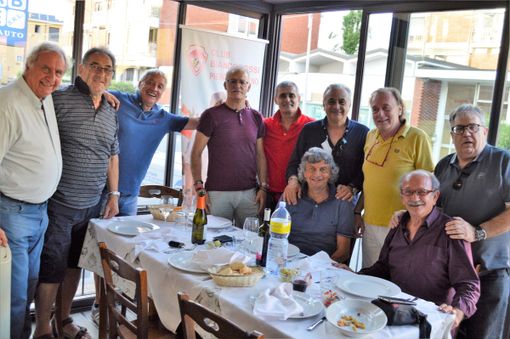 Foto di gruppo per i grandi ex Varese al Cuor di Sasso di viale Borri a Varese (foto Ezio Macchi)