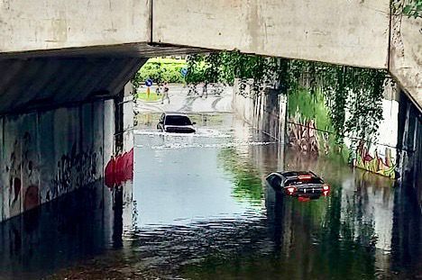 Auto sommerse dall'acqua in un sottopassaggio a Domodossola