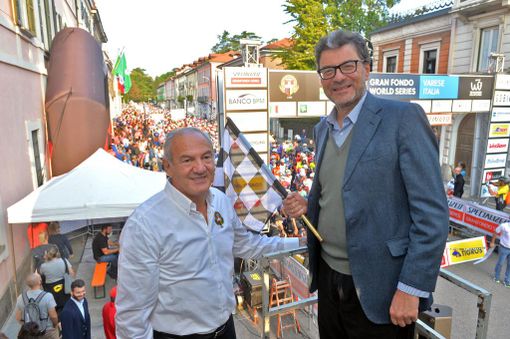 Il patron della Binda Renzo Oldani con il ministro Giancarlo Giorgetti alla partenza della Gran Fondo