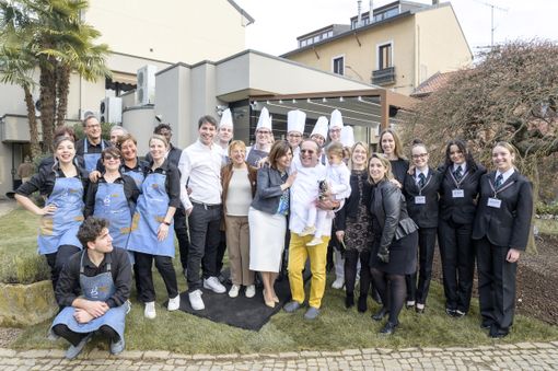 La grande famiglia Buosi festeggia il "nuovo" store di Venegono. Nella galleria, alcuni scatti che mostrano la ristrutturazione, qualche golosità e i sorrisi degli amici intervenuti all'inaugurazione (foto di Jessica Malnati)