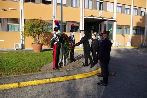 Carabinieri, una corona d'alloro in via Saffi per commemorare i caduti nell'adempimento del dovere