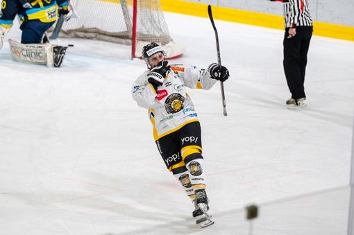 Rigore al bacio e baci al pubblico: il mago Franchini esulta con il popolo giallonero nel momento decisivo della serata (foto Alessandro Umberto Galbiati)