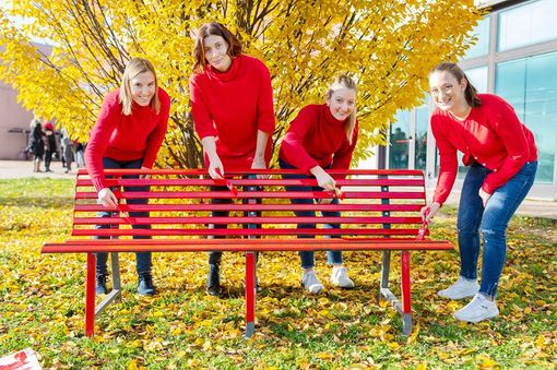 Panchine rosse all'Insubria per la Giornata mondiale contro la violenza sulle donne
