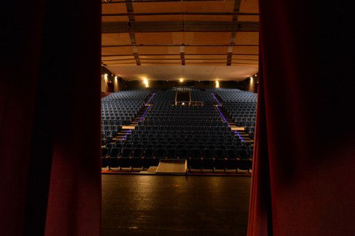 Teatro di Varese: rinviato lo spettacolo con Sabina Guzzanti e Giorgio Tirabassi Teatro di Varese: rinviato lo spettacolo con Sabina Guzzanti e Giorgio Tirabassi