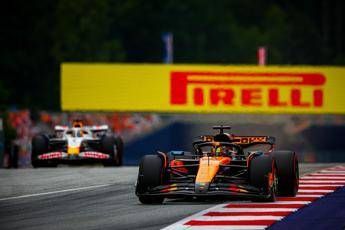 Formula 1, gru fa cadere cartellone pubblicitario sulla pista prima del Gp d'Austria Formula 1, gru fa cadere cartellone pubblicitario sulla pista prima del Gp d'Austria