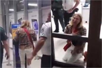 Bagaglio troppo grande, Ryanair non le permette di partire. E lei si dispera Bagaglio troppo grande, Ryanair non le permette di partire. E lei si dispera