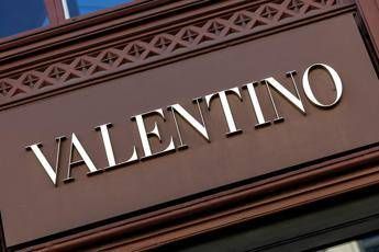 Valentino, quel rosso simbolo di eleganza che racchiude la storia della maison Valentino, quel rosso simbolo di eleganza che racchiude la storia della maison