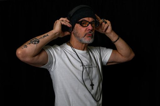 Un team di oltre 100 persone e un generoso parterre di sponsor per il dj cuneese Faber Moreira che vuol battere il record mondiale alla consolle Un team di oltre 100 persone e un generoso parterre di sponsor per il dj cuneese Faber Moreira che vuol battere il record mondiale alla consolle