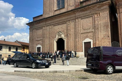 Samarate si ferma per i funerali di Teresa Stabile. Donazioni per Fondazione Cecchettin e Istituto dei Tumori