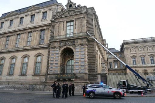 Colpo clamoroso al Louvre: rubati i gioielli di Napoleone, tutto in 7 minuti Colpo clamoroso al Louvre: rubati i gioielli di Napoleone, tutto in 7 minuti