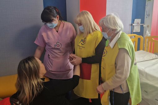 La madre del tredicenne insieme ai volontari de Il Ponte del Sorriso (foto Il Ponte del Sorriso) La madre del tredicenne insieme ai volontari de Il Ponte del Sorriso (foto Il Ponte del Sorriso)