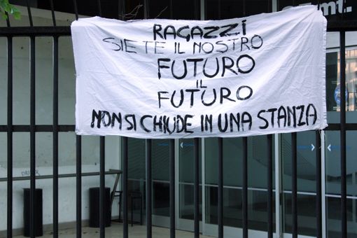 Uno striscione esposto dai genitori per i ragazzi al liceo Candiani Bausch di Busto Uno striscione esposto dai genitori per i ragazzi al liceo Candiani Bausch di Busto