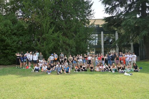 Un momento di socializzazione nel parco Liuc. Sotto, foto di gruppo degli studenti internazionali