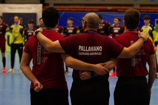 Nella foto di Davide Bianchi, da sinistra Sasa Milanovic (viceallenatore maschile e allenatore della femminile) Cristiano Braggion (presidente del Cassano Magnago Handball Club) e Davide Kolec (allenatore della maschile)