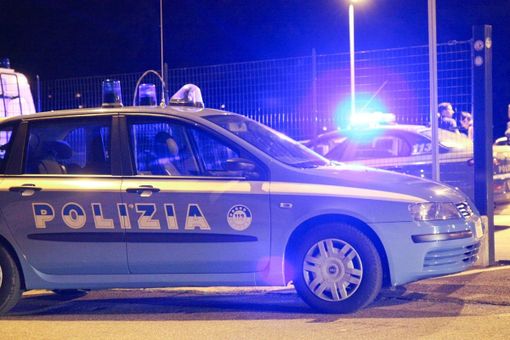 In crisi di astinenza devasta auto, bidoni e distributore automatico: denunciato