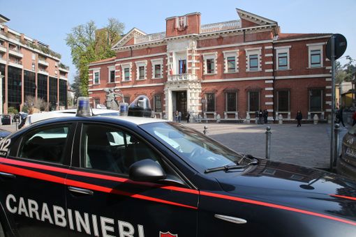 Trovati in via Vivirolo nell'auto rubata, coppia nei guai: «Eravamo usciti a prendere le sigarette» Trovati in via Vivirolo nell'auto rubata, coppia nei guai: «Eravamo usciti a prendere le sigarette»