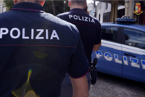Minacce, maltrattamenti e continue richieste di denaro alla madre. La polizia interviene e allontana il figlio violento Minacce, maltrattamenti e continue richieste di denaro alla madre. La polizia interviene e allontana il figlio violento