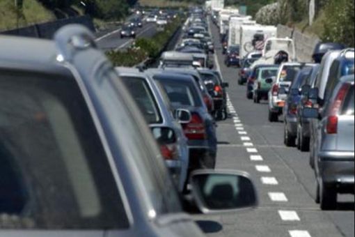 Si butta dal cavalcavia e viene investito: un morto sulla statale 336 di Malpensa