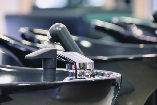 Crisi idrica, le ordinanze curiose: «Parrucchieri, dovrete lavare la testa una sola volta»