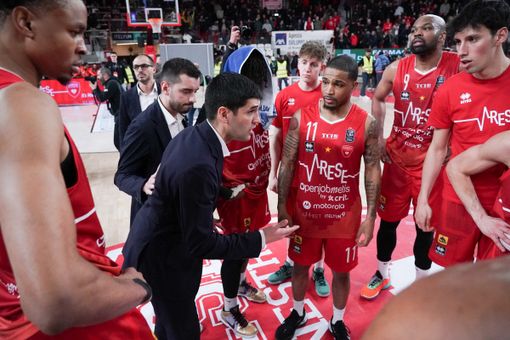 Coach Herman Mandole a colloquio con la squadra subito dopo la partita (foto Fabio Averna)