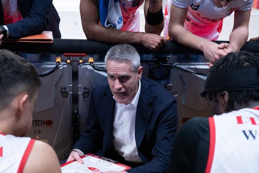 Coach Kastritis durante un timeout della Openjobmetis Varese (foto Fabio Averna)