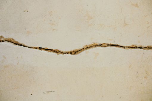 Scopri come risolvere definitivamente il problema delle crepe nel pavimento: ecco le soluzioni che offre Konsolida srl