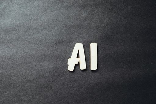 Il dibattito sull’AI nei social media: il team di Postpickr analizza rischi e opportunità