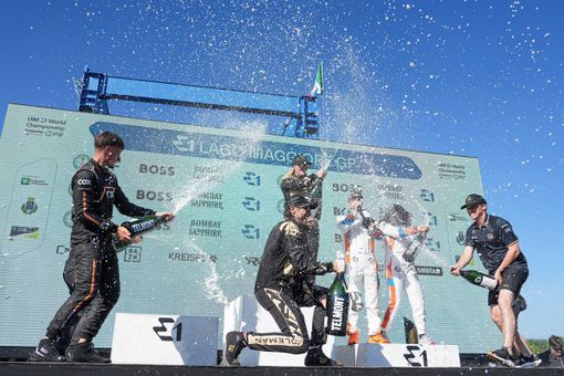 Grande spettacolo sul Lago Maggiore a Sesto Calende con il mondiale dei motoscafi elettrici