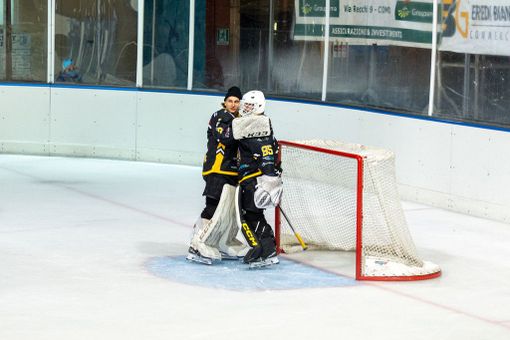 Perla abbraccia Matonti dopo l'ultimo derby a Como: due grandi numeri 1 per un ideale passaggio di consegne