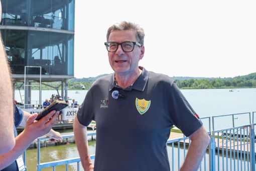 Giancarlo Giorgetti a bordo lago per seguire la tappa varesina della Coppa del Mondo di canottaggio (Foto Emanuele Scordo - F.G.)