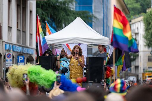 Vladimir Luxuria guida la marea colorata e parla in via Cavour al Varese Pride 2025 (foto Galbiati) Vladimir Luxuria guida la marea colorata e parla in via Cavour al Varese Pride 2025 (foto Galbiati)