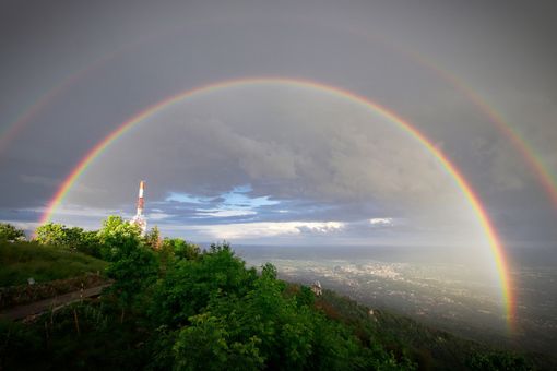 Nubi e arcobaleno a luglio al Campo dei Fiori (foto Centro Geofisico Prealpino)