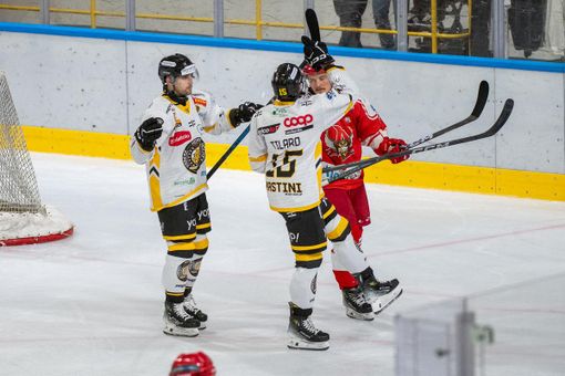 Gianluca Tilaro, 29 anni, indica capitan Vanetti dedicandogli il gol all'Alleghe dopo l'esclusione del capitano da parte del fu coach dei Mastini (foto Alessandro Umberto Galbiati)