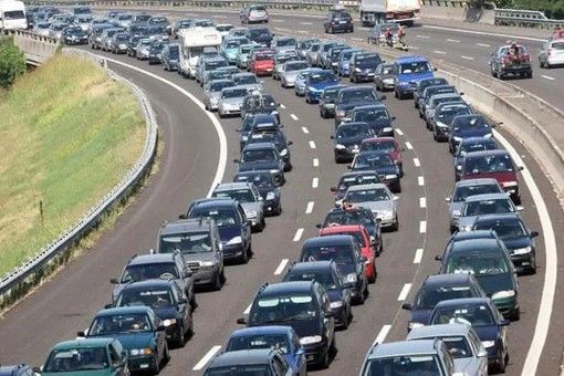 Esodo estivo, nel fine settimana oltre 12 milioni di auto sulle autostrade Esodo estivo, nel fine settimana oltre 12 milioni di auto sulle autostrade
