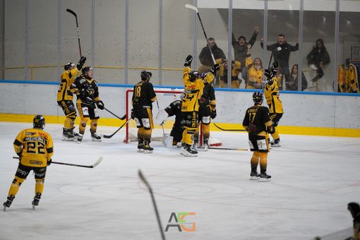Bastille mette dentro il 3-2 coronando rimonta e sorpasso: delirio all'Acinque Ice Arena (Foto Alessandro Umberto Galbiati) Bastille mette dentro il 3-2 coronando rimonta e sorpasso: delirio all'Acinque Ice Arena (Foto Alessandro Umberto Galbiati)