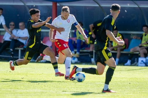 Bruzzone, capitano del Varese, tra le maglie della Varesina: domani i biancorossi aprono il campionato di serie D nell'anticipo di Lavagna contro l'Imperia (foto Galbiati) Bruzzone, capitano del Varese, tra le maglie della Varesina: domani i biancorossi aprono il campionato di serie D nell'anticipo di Lavagna contro l'Imperia (foto Galbiati)