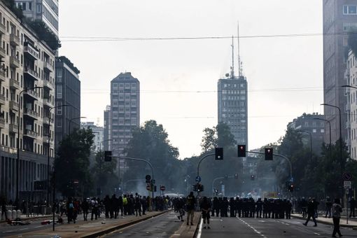 Scontri al corteo a Milano, cinque arresti: due sono minorenni