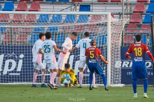 Lorenzo Maddalon, 17 anni, all'esordio da titolare in campionato con la Varesina protetto dai compagni dopo una presa bassa (foto Enrico Scaringi - Varesina Calcio) Lorenzo Maddalon, 17 anni, all'esordio da titolare in campionato con la Varesina protetto dai compagni dopo una presa bassa (foto Enrico Scaringi - Varesina Calcio)