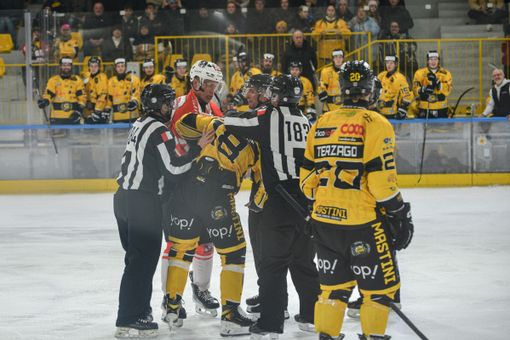 Bastille sale sul ring di via Albani con Atamanchuk (Foto Alberto Bernasconi)