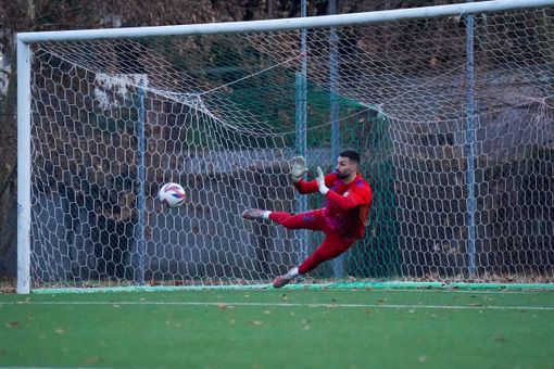 Gianmarco Chironi, 28 anni, portierone da categoria superiore para il rigore di Mariano (foto Samuele Lucchi - Solbiatese Calcio 1911) Gianmarco Chironi, 28 anni, portierone da categoria superiore para il rigore di Mariano (foto Samuele Lucchi - Solbiatese Calcio 1911)