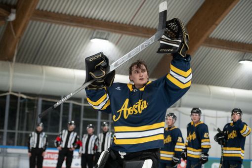 Rocco Perla a fine gara saluta il pubblico di Varese dopo la vittoria da ex, e da Mvp, con il suo Aosta