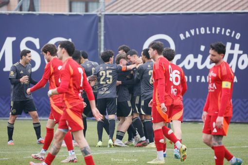 Gioia Varesina dopo l'1-0 di Caverzasi (Foto Scaringi - Varesina Calcio)